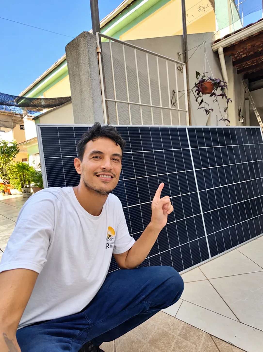 Profissional da VR Elétrica Solar ao lado de um painel fotovoltaico
