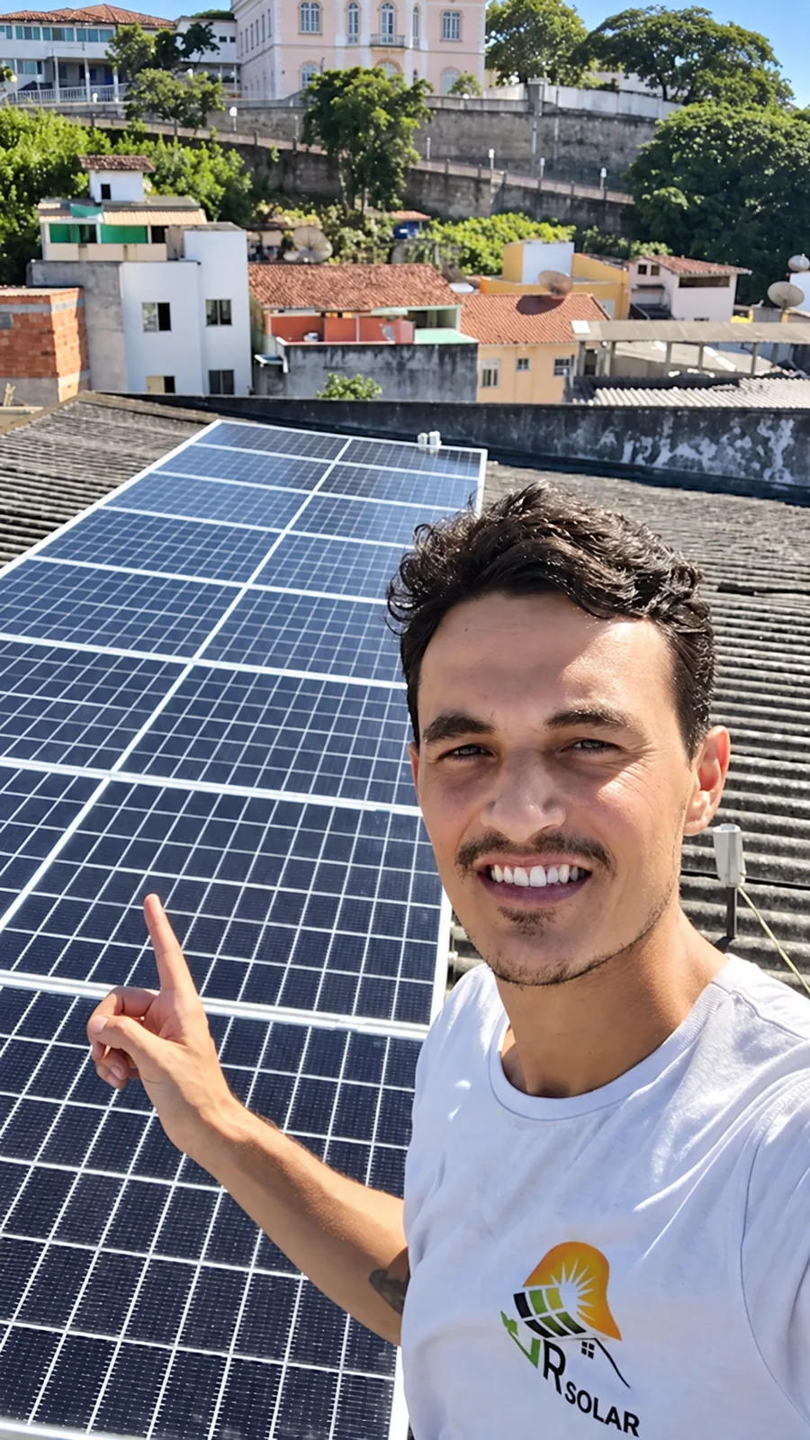 Profissional da VR junto a painéis solares instalados em um telhado